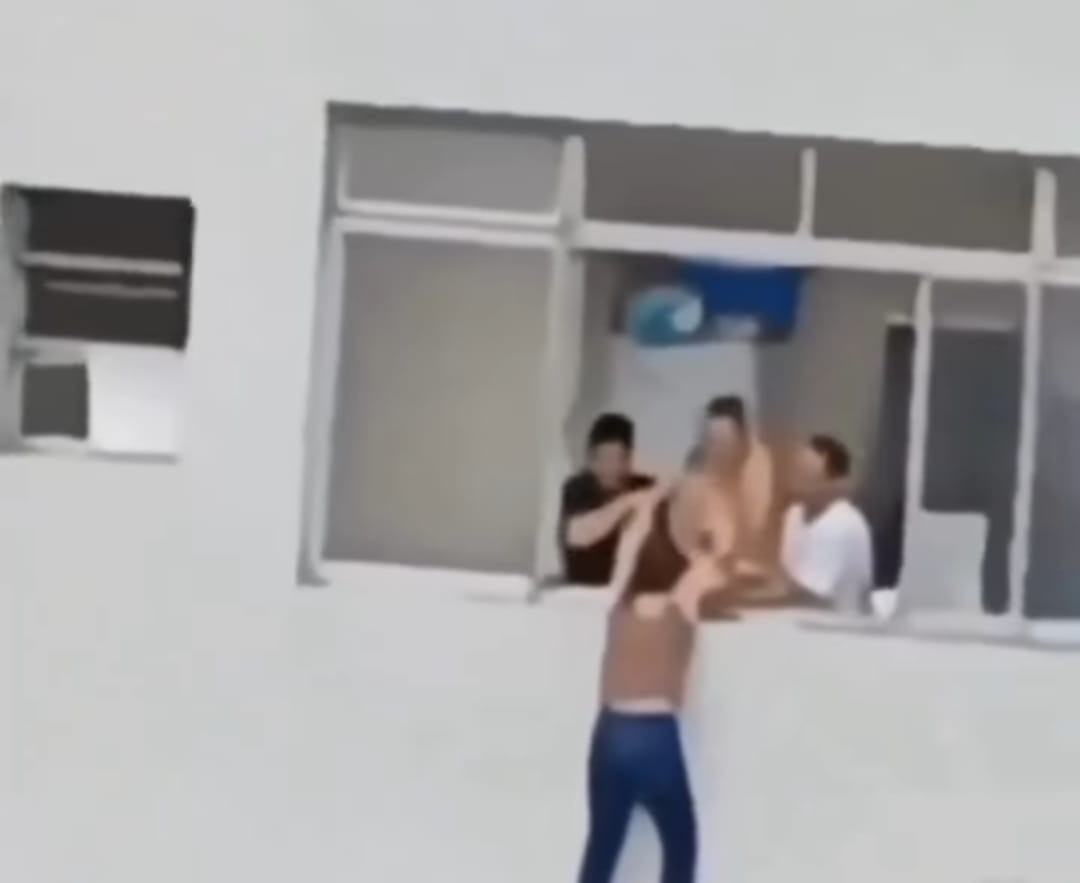 Mulher é resgatada após ficar pendurada em janela