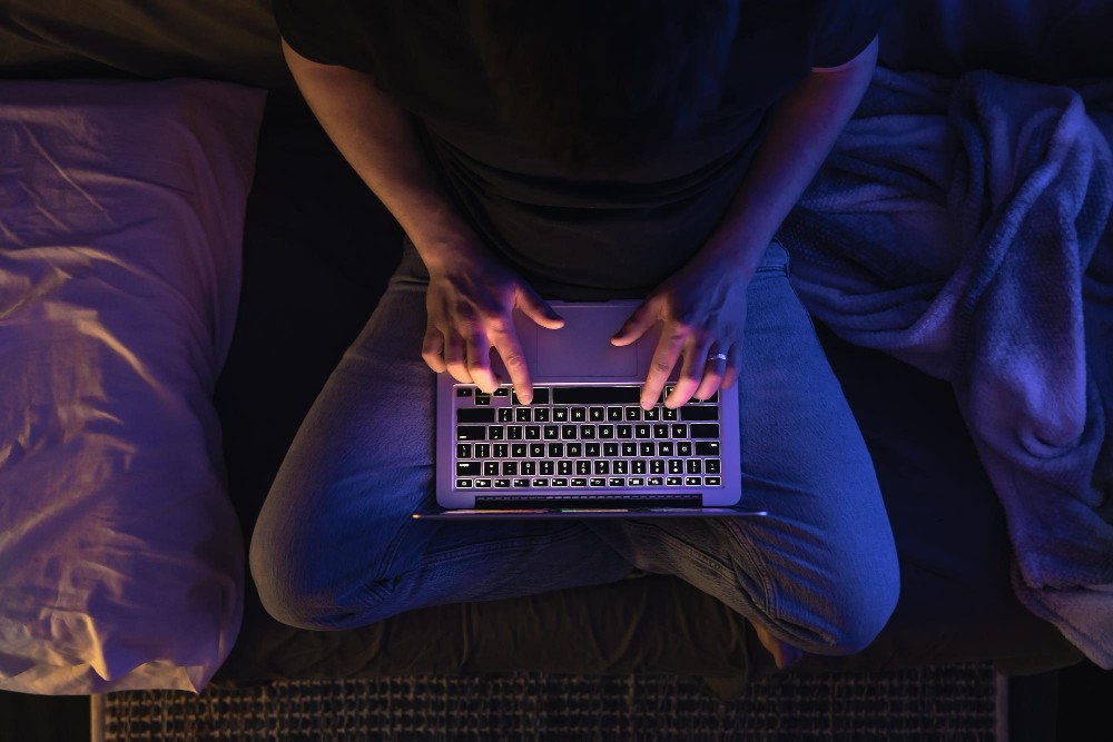 No Brasil, a divulgação de material pornográfico, sem o devido consentimento, é crime
