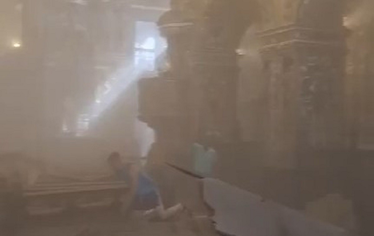Local ficou coberto por destroços e poeira