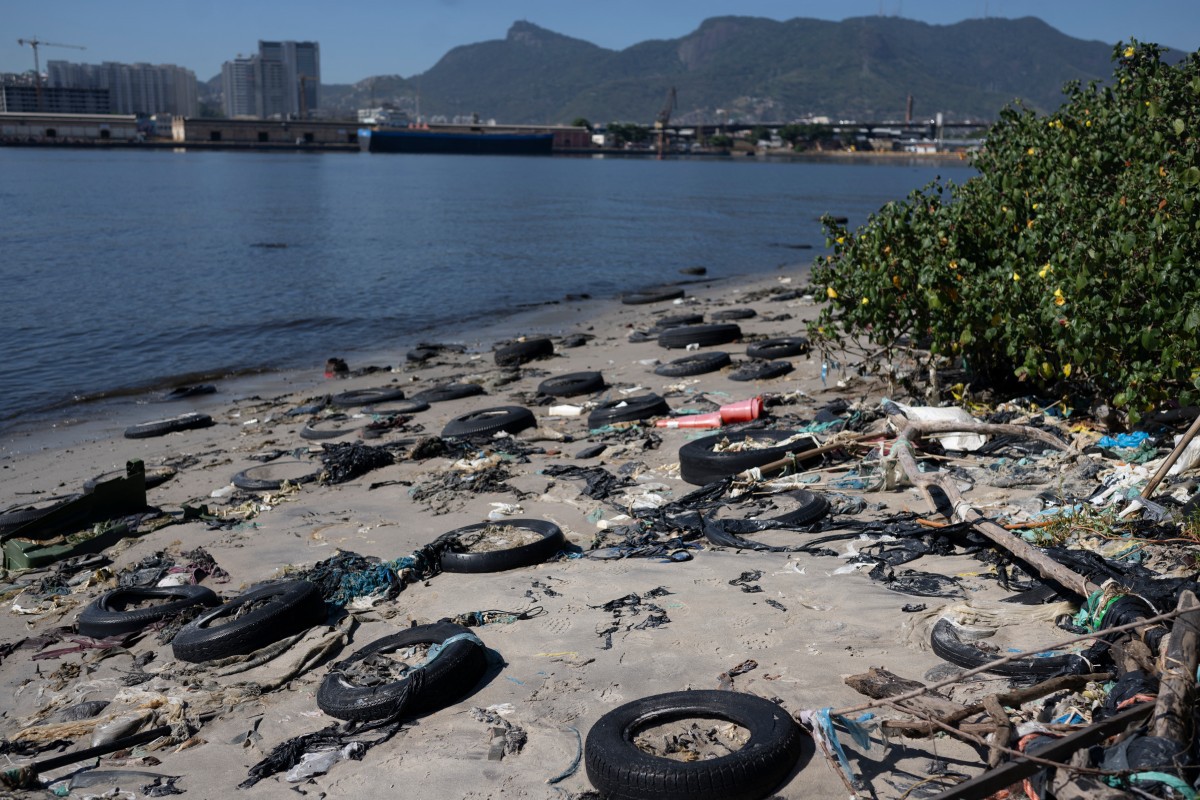 Lixo invadiu ilha na Baía de Guanabara 
