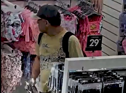 Imagem de um homem furtando em loja da Havan