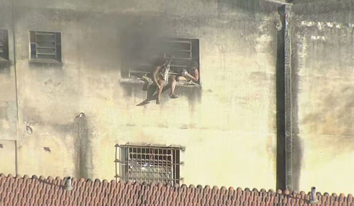 Local que pegou fogo fica no bairro de Ramos, na zona norte do Rio de Janeiro
