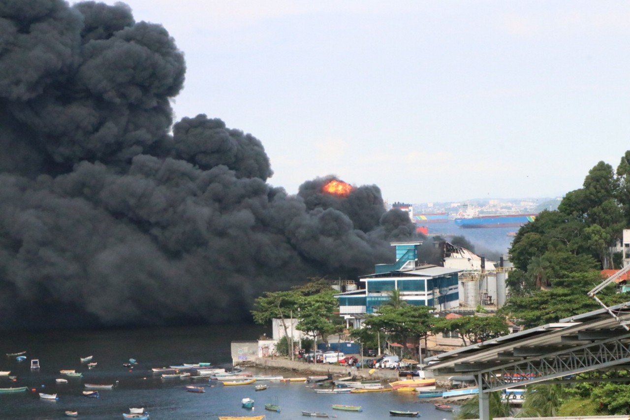 Uma grande fumaça se formou com o incêndio em fábrica de óleo