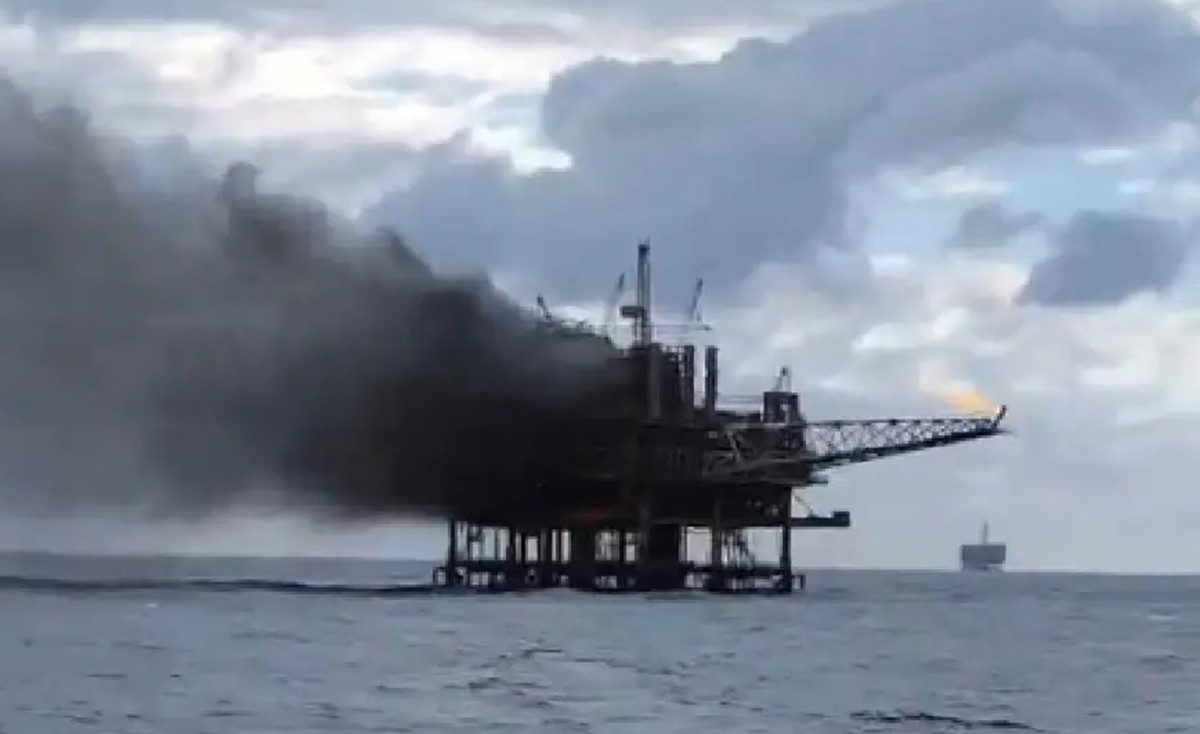 Pelo menos oito trabalhadores ficaram feridos após incêndio em plataforma da Petrobras