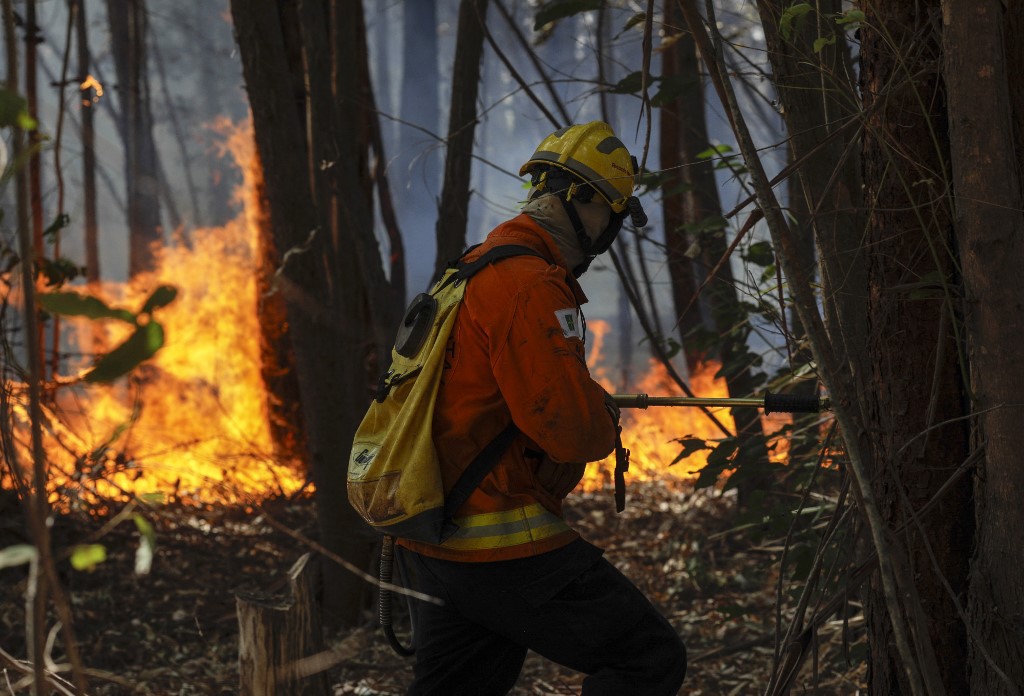 Bombeiro combate incêndio em Brasília