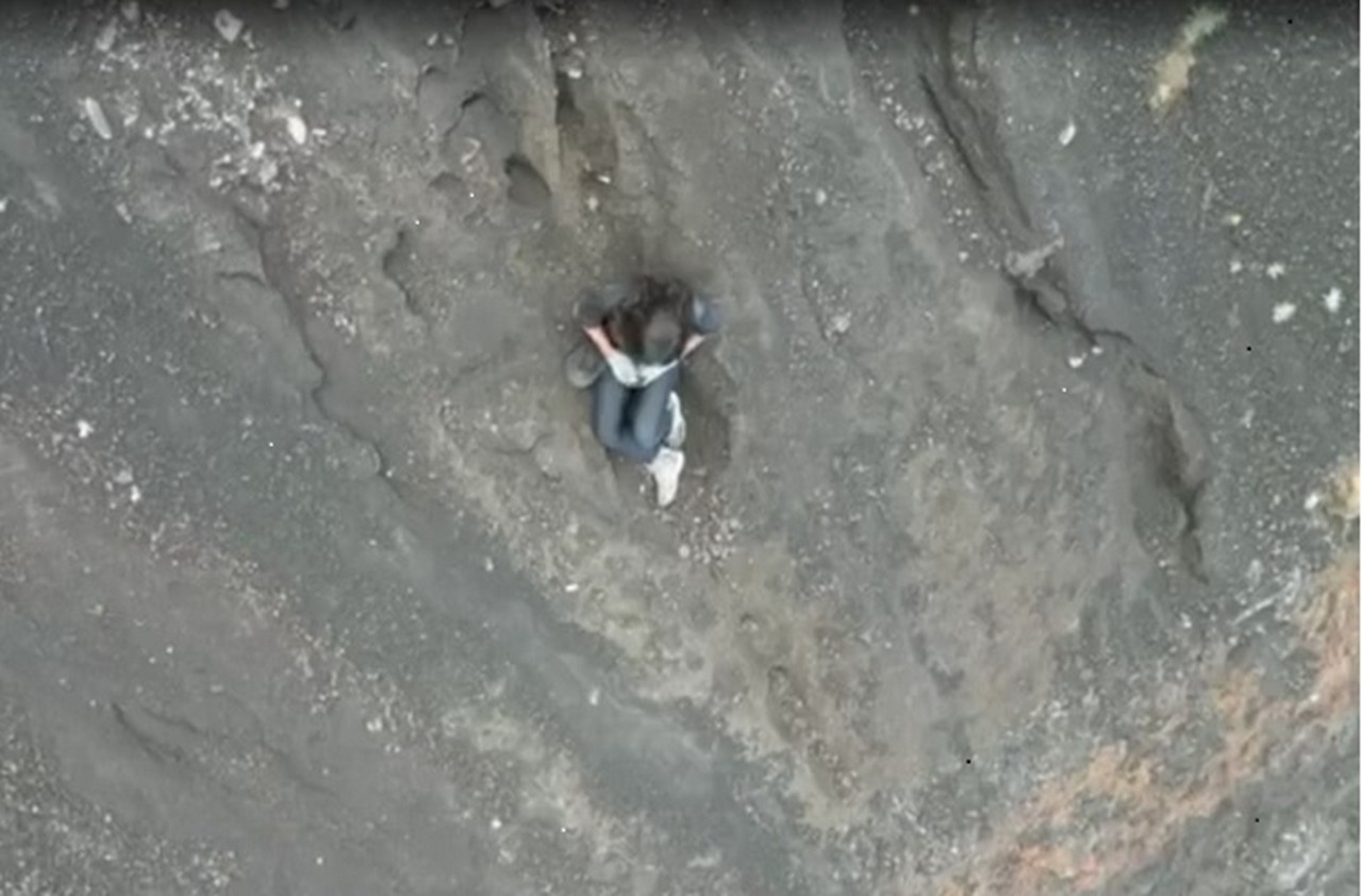 Imagens de drones mostram jovem à espera do resgate 