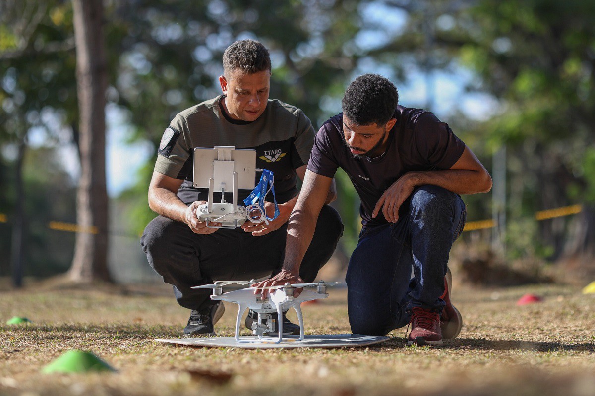 Curso de pilotagem de drones com o instrutor Cassimiro Fernandes e o aluno Lucas Silva