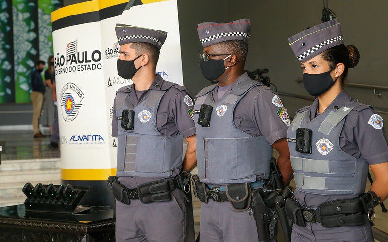 Policiais utilizam câmeras "grava tudo" em uniformes
