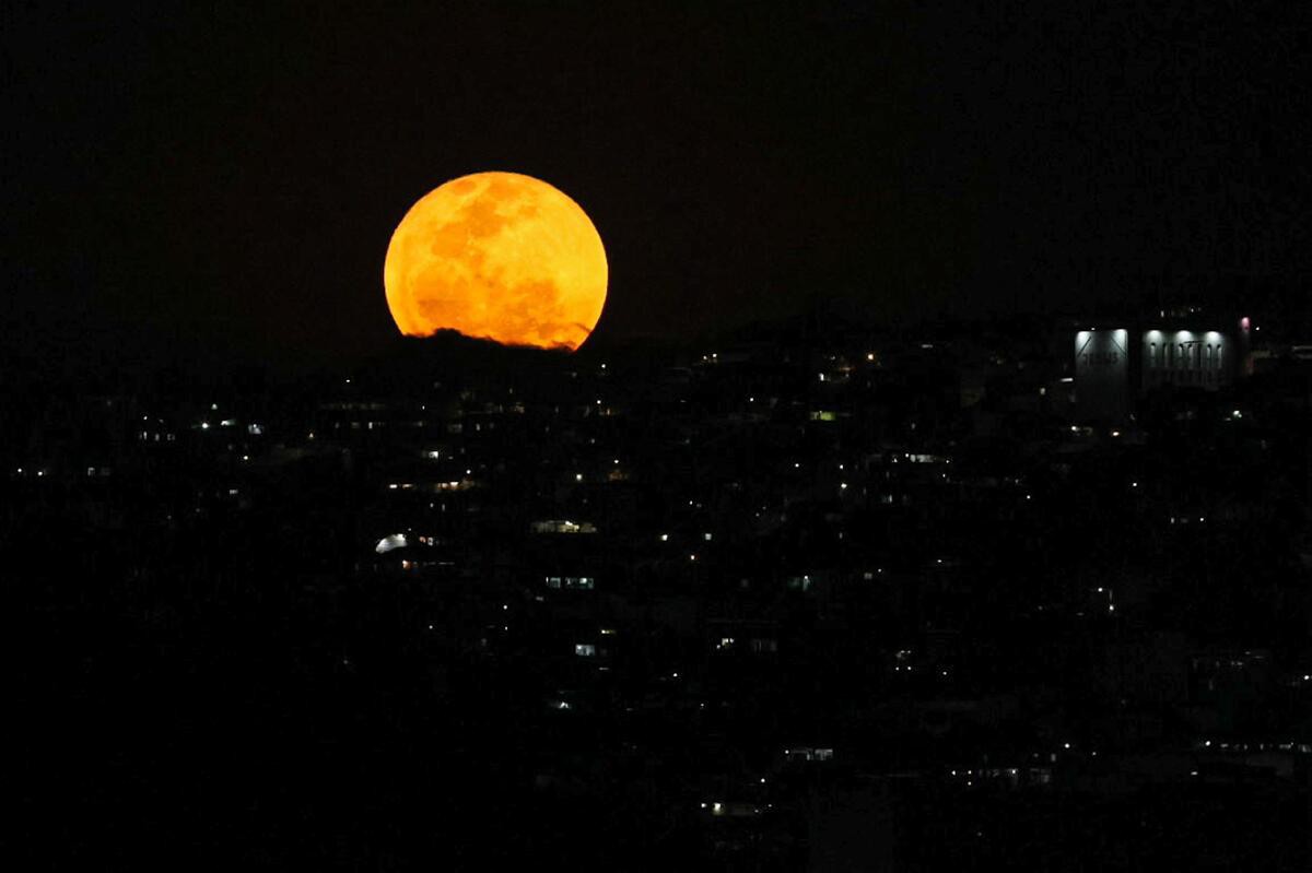 "Lua do Esturjão" é vista em Belo Horizonte na noite deste sábado (9/8)