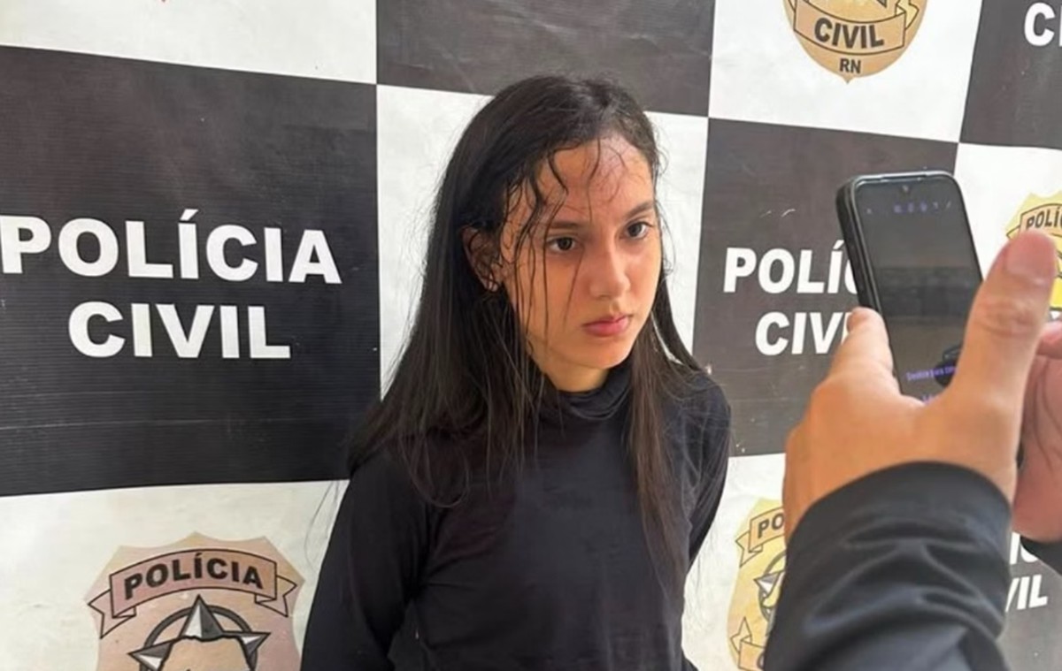 Segundo a Polícia Militar, uma arma de fogo, três facas e um bilhete foram apreendidos com a jovem