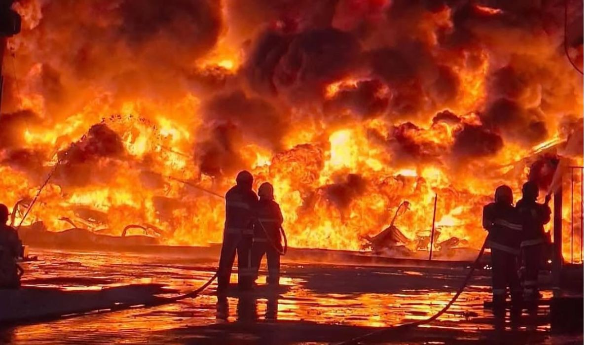 O combate ao fogo envolve 142 bombeiros e há dificuldade para controlar as chamas por causa do tipo de material existente no local