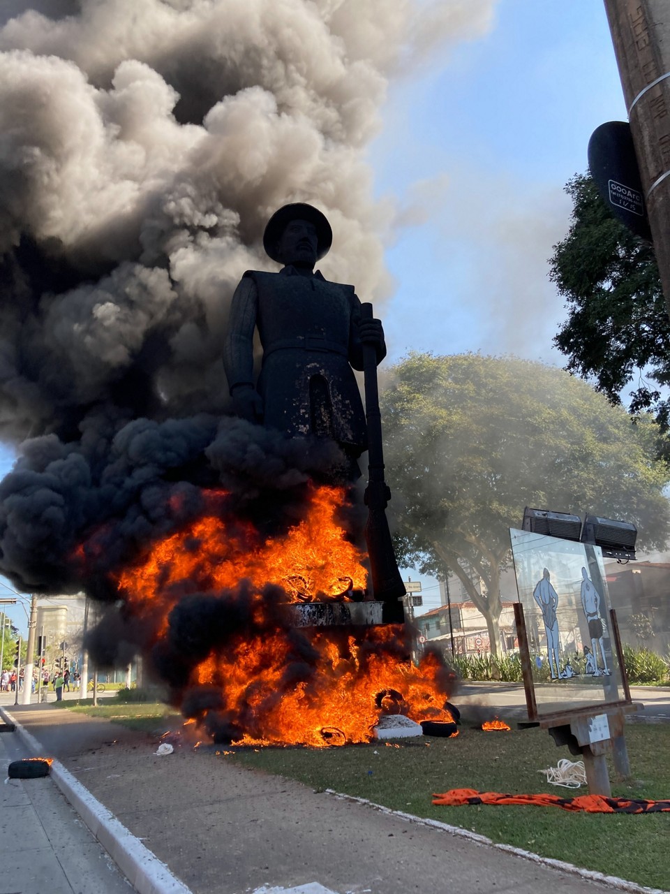 Manifestantes incendeiam estátua de Borba Gato, em São Paulo
