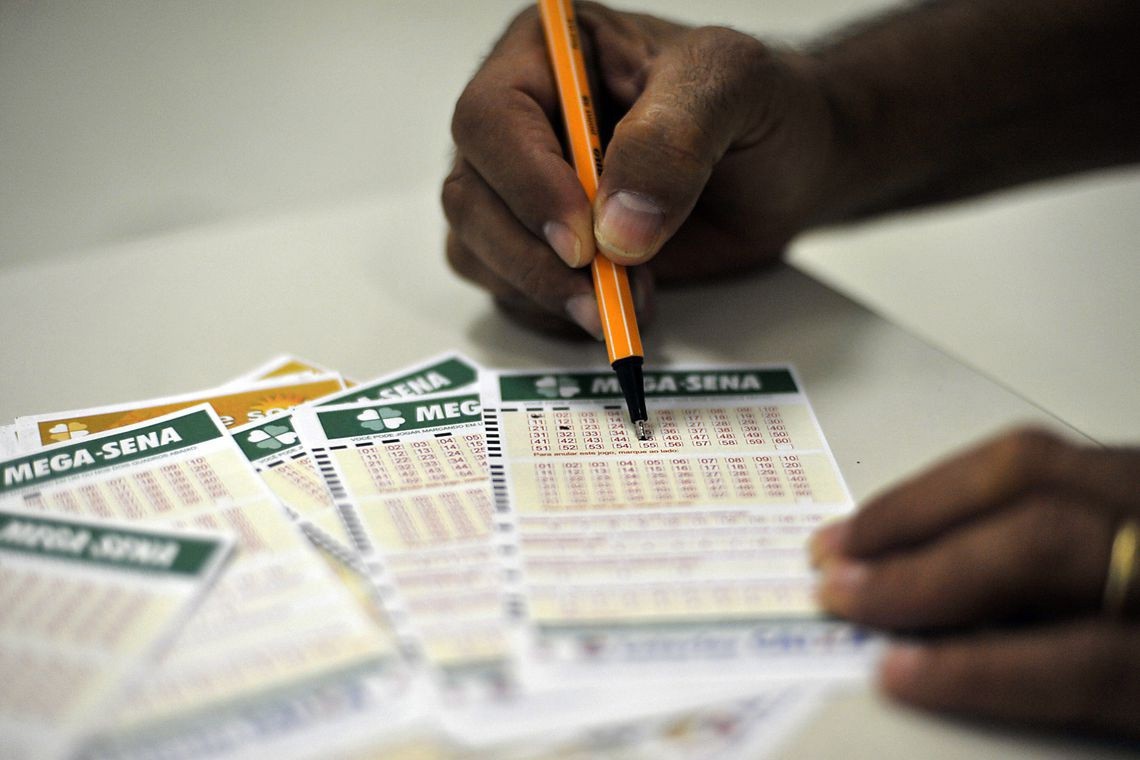 A chance de um bilhete simples acertar a quina é de uma a cada 154.518.