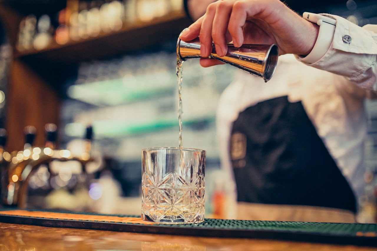 Os casos de intoxicação estão ligados ao consumo de diferentes tipos de bebidas, como gim, uísque e vodca