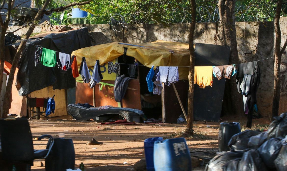 Projeto de lei proíbe o uso de materiais e estruturas para afastar pessoas em situação de rua de locais públicos nas cidades