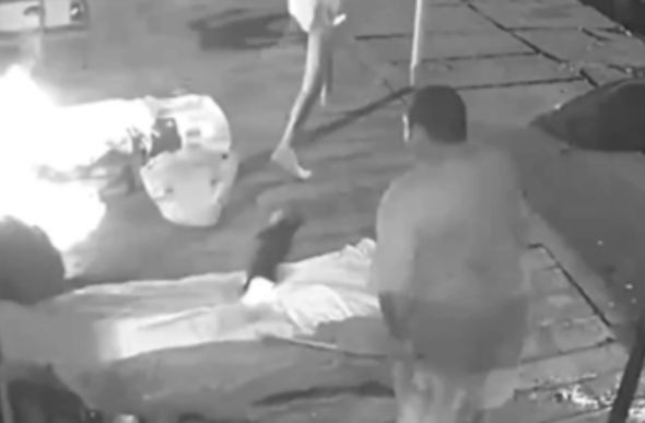 Depois de atear fogo nos pertences dos moradores de rua, o homem saiu do local tranquilamente, deixando um rastro de labaredas
