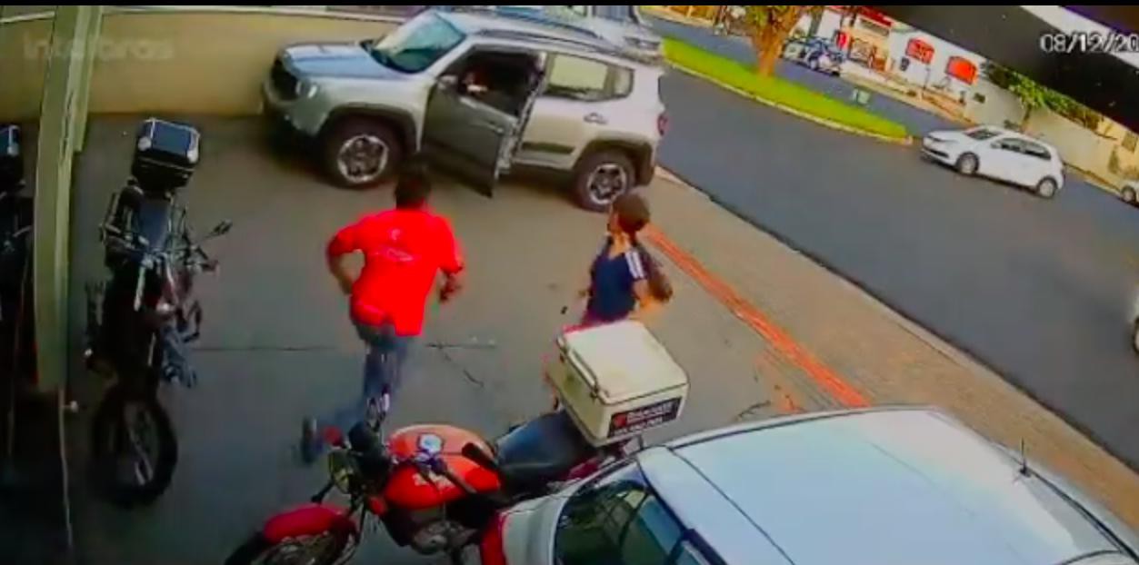 Motorista saiu do carro e não reparou que ele continuou em movimento, descendo a rampa da loja em direção à rua