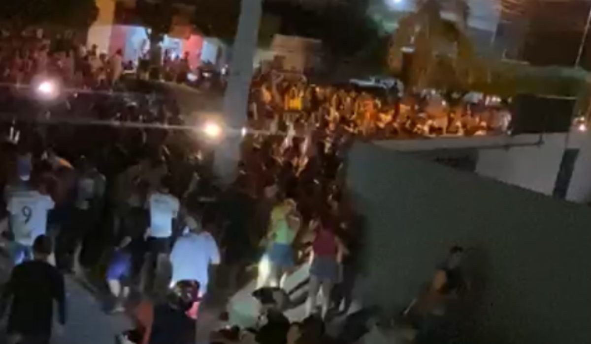 A população invadiu a viatura a caminho da delegacia