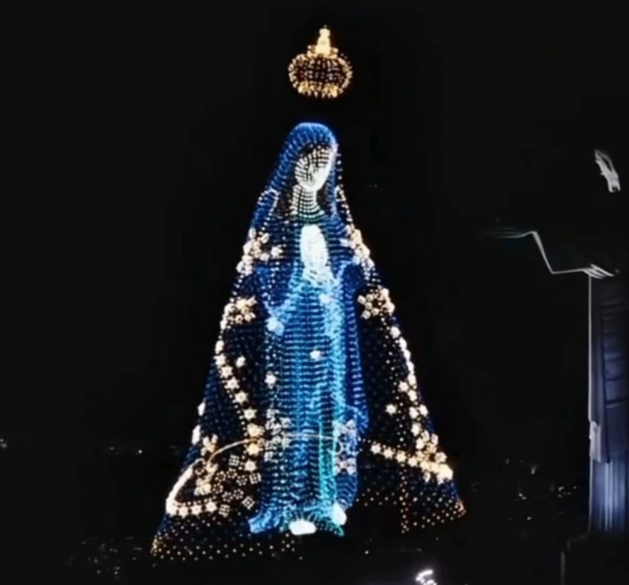 A imagem de Nossa Senhora Aparecida, mãe de Jesus, foi projetada ao lado de seu filho, o Cristo Redentor