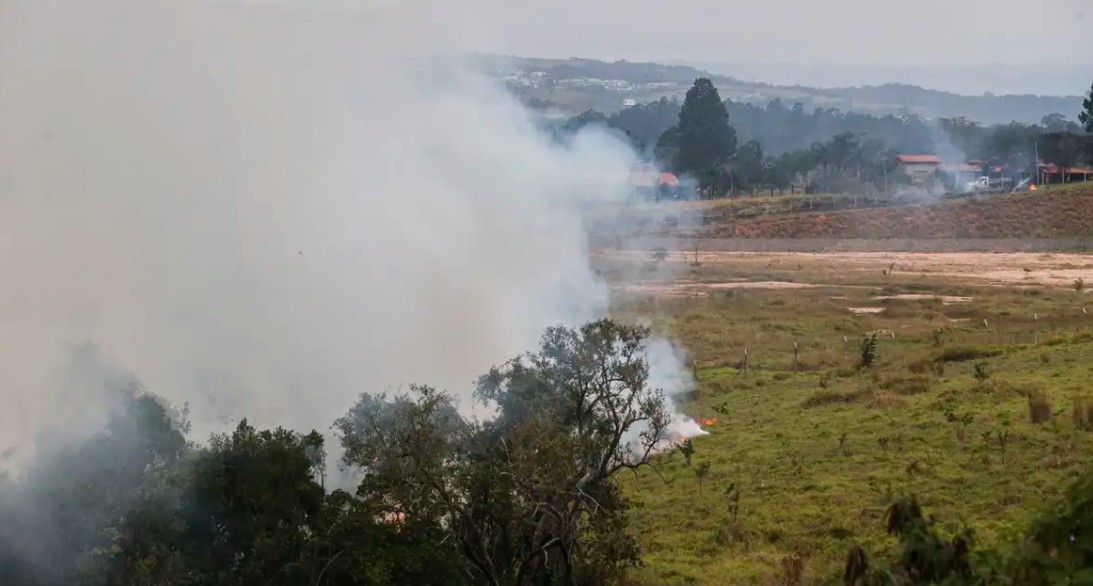 Imagem ilustrativa de um incêndio em área rural