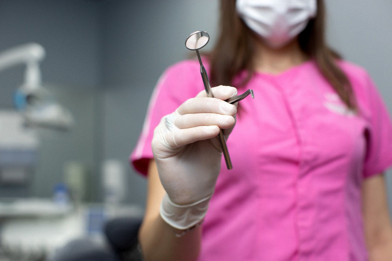 Prática aplica conceitos pseudocientíficos e não reconhecidos pelas entidades de odontologia