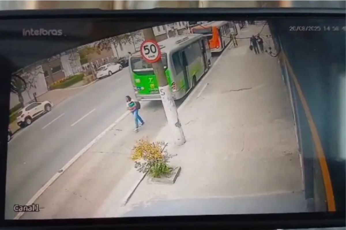 Câmeras de segurança flagraram mulher atropelada e morta por ônibus em SP
