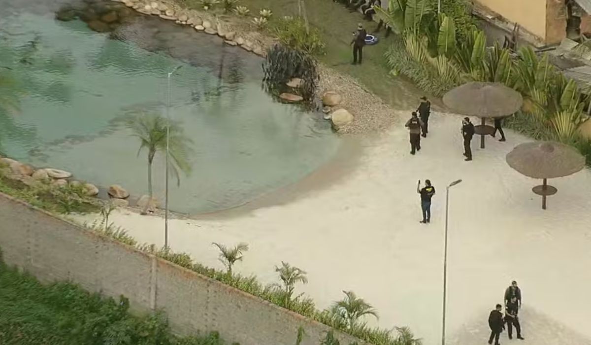 
No local, há um grande lago artificial com carpas, academia e um monte que seria usado para orações
