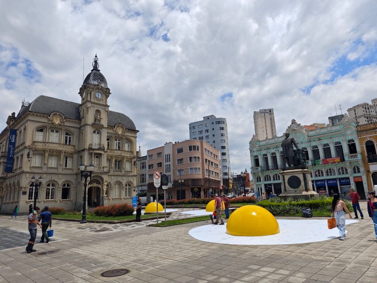 A obra “Eggcident”, do artista holandês Henk Hofstra, foi instalada no centro de Curitiba