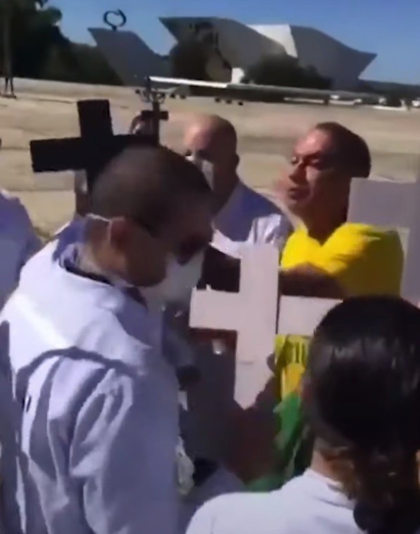 Manifestação nesta sexta-feira (1º) foi interrompida por agressões verbais de apoiadores do presidente da República