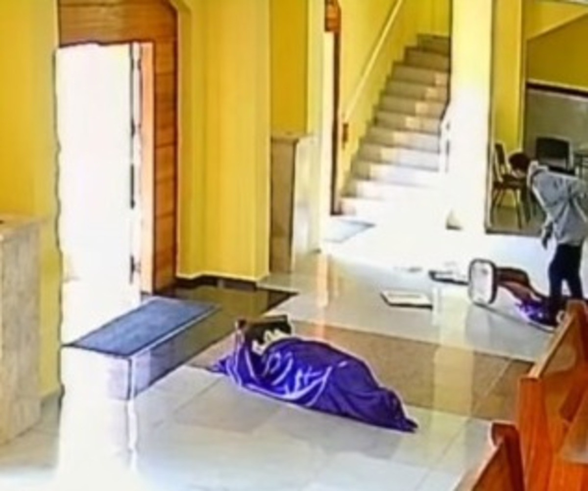 Gravações mostram-no conversando com um outro homem dentro da igreja e, em seguida, caminhando em direção aos santos