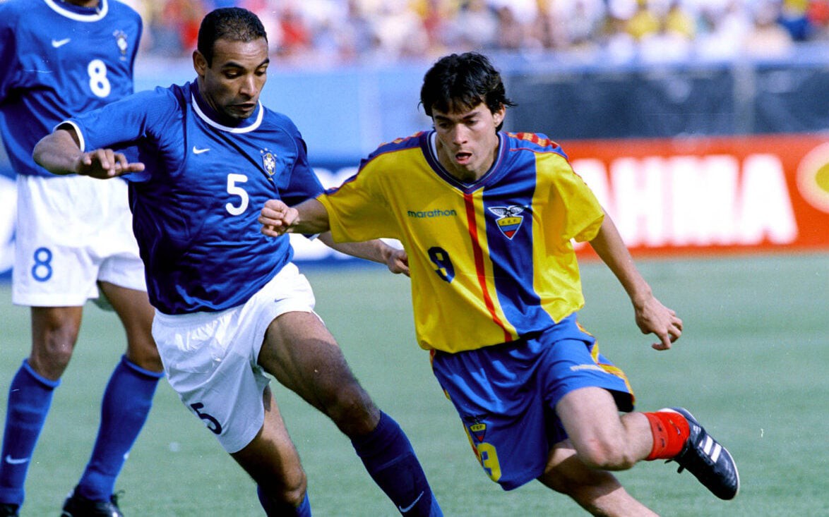 Emerson tenta jogada na altitude de Quito: Brasil perdeu para o Equador nas Eliminatórias de 2002 e 2006. (Foto: CBF)