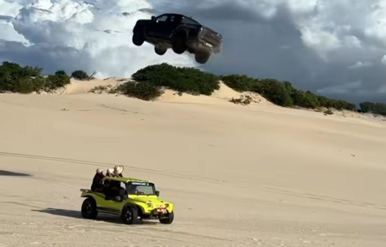 Além do buggy, quatro homens estavam próximos do local em que a picape começa a 'voar'