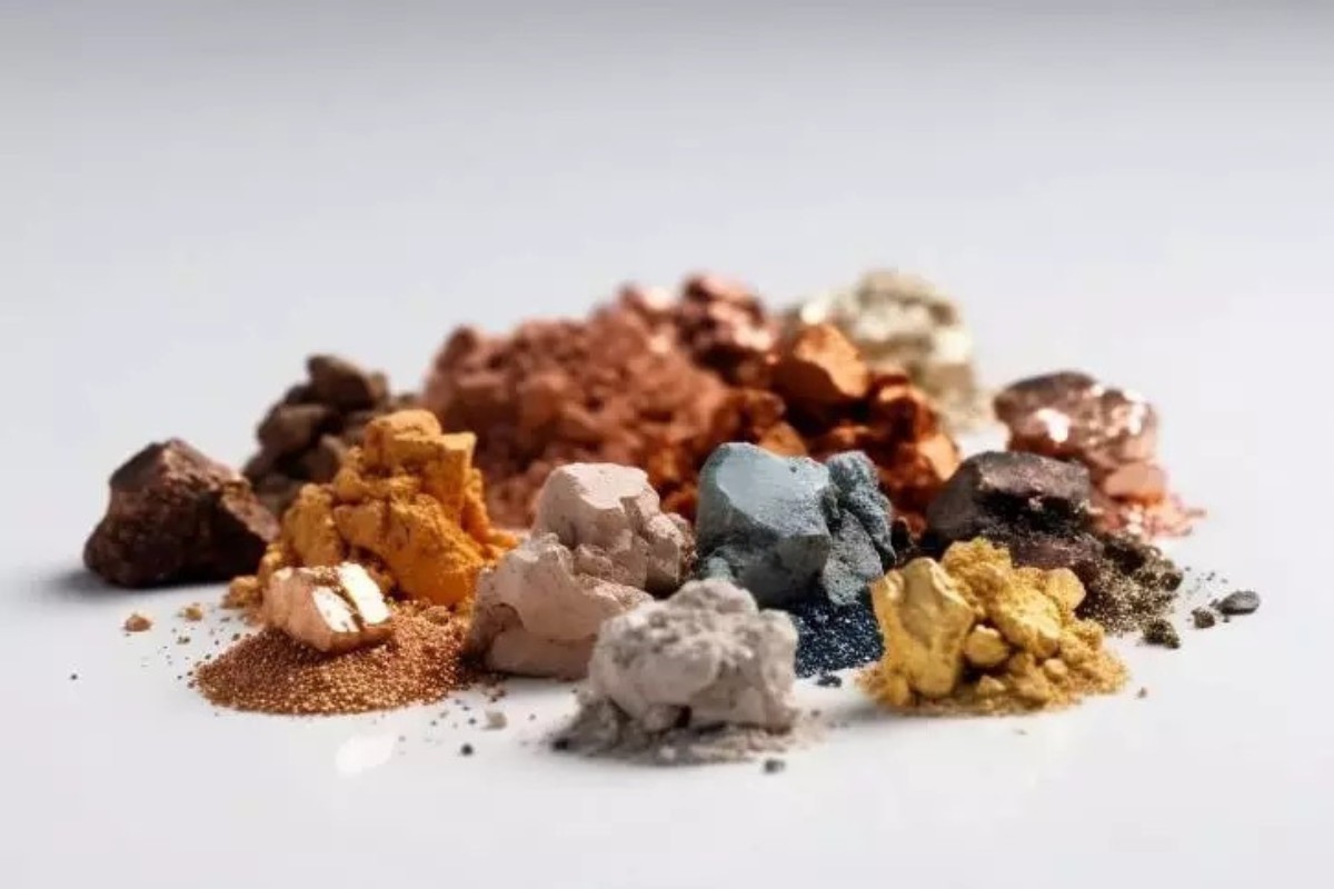 Pilhas de elementos de terras raras extraídos e refinados