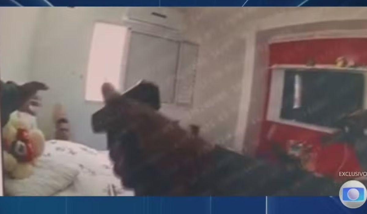 Imagens da câmera acoplada ao colete de um policial militar mostram quando os agentes atiram e matam um suspeito rendido