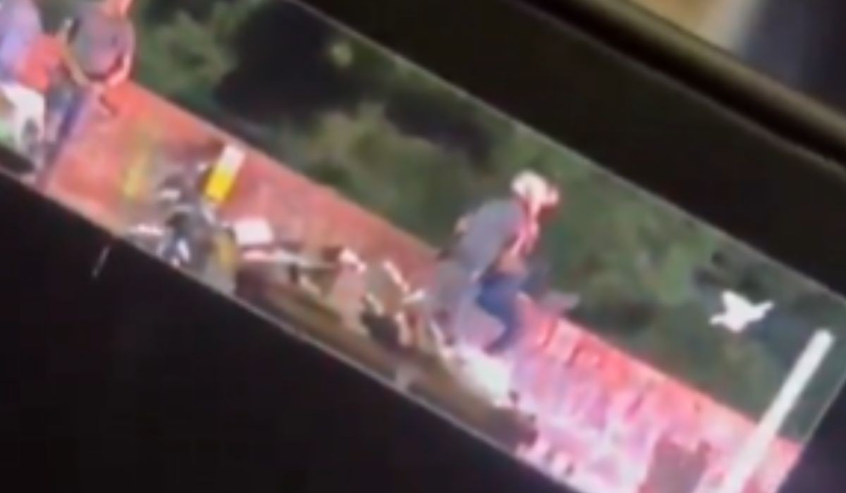 O homem teria sido arremessado depois de uma perseguição policial