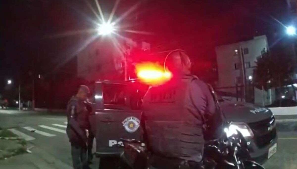 PMs pararam viatura perto de jovem em motocicleta