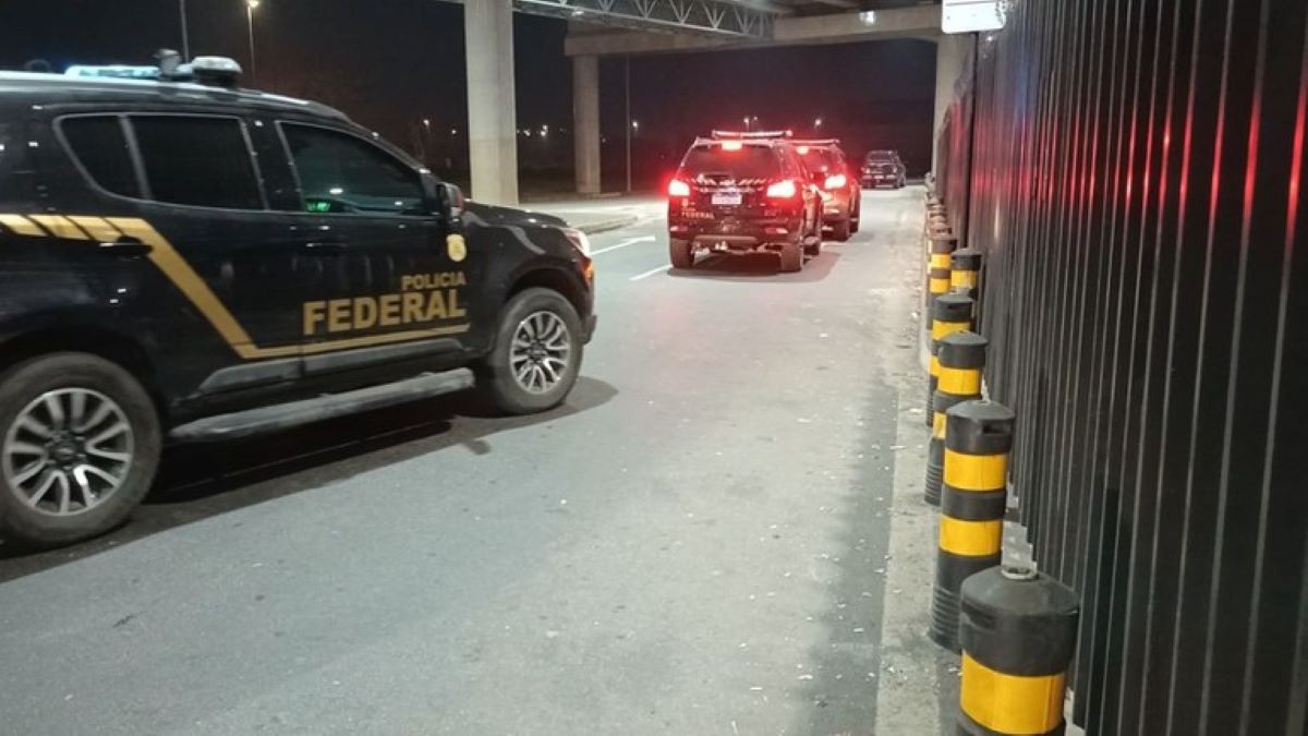 Imagem de viaturas da PF chegando ao Aeroporto de Guarulhos