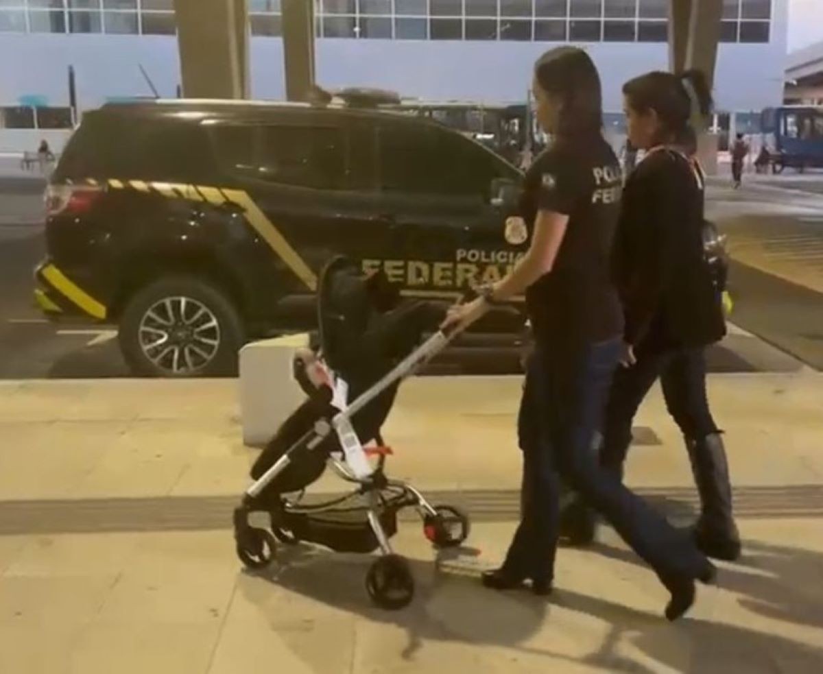 Agentes federais trabalham no transporte do bebê