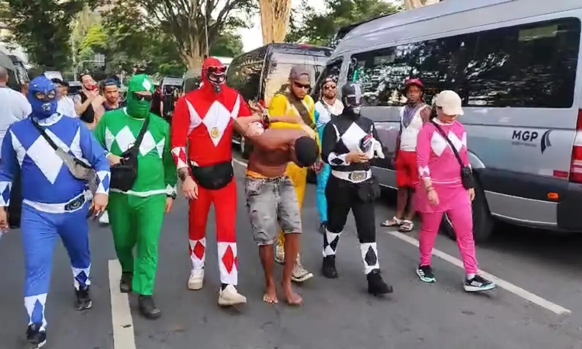 O suspeito estava em meio aos foliões em um bloco perto do Parque do Ibirapuera, roubando celulares