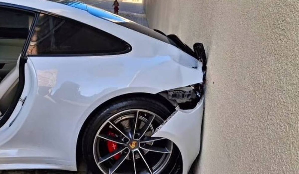 A traseira do Porsche ficou bastante danificada após a colisão com o muro