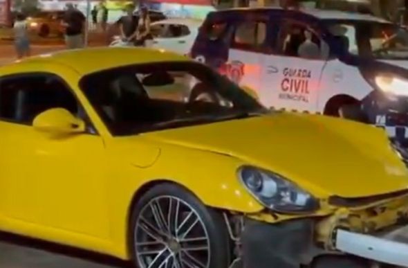 Porsche atingiu moto em que jovens estavam 