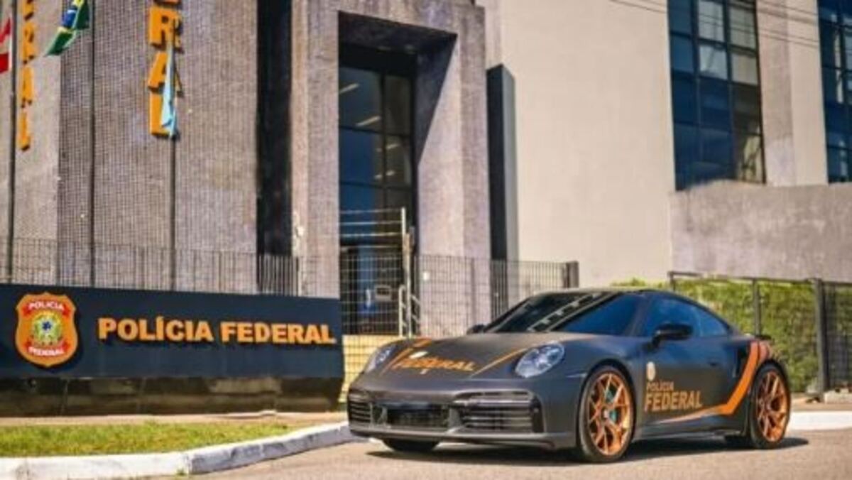 Porsche já customizada em frente à sede da PF em Santa Catarina