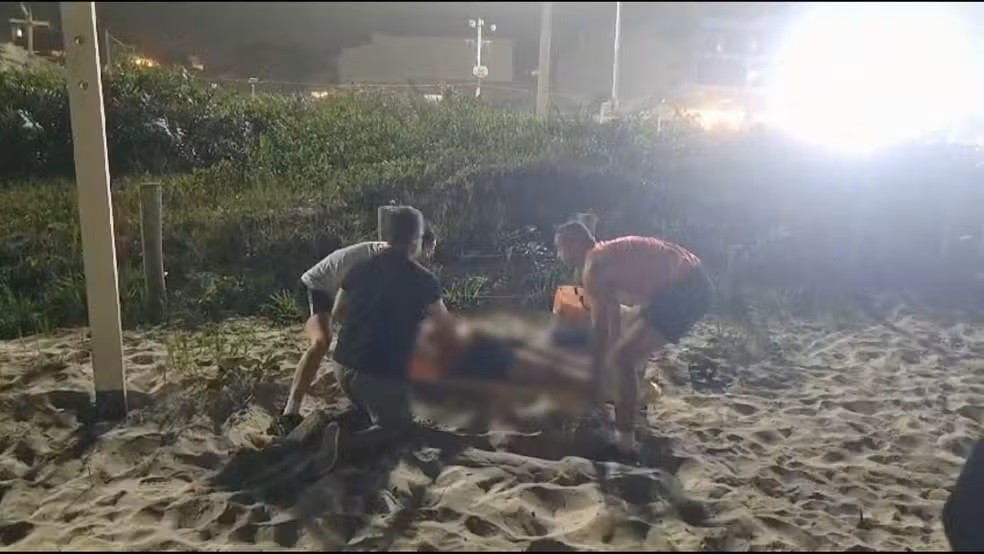 Bombeiros socorrem mulher estuprada na praia da Barra