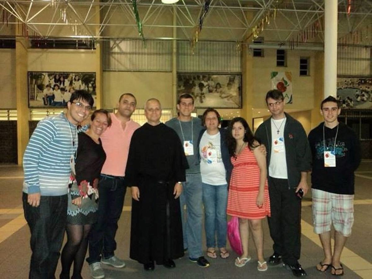 Sandson Rotterdan (à esquerda, de blusa azul) e outros jovens com Robert Francis Prevost em 2013