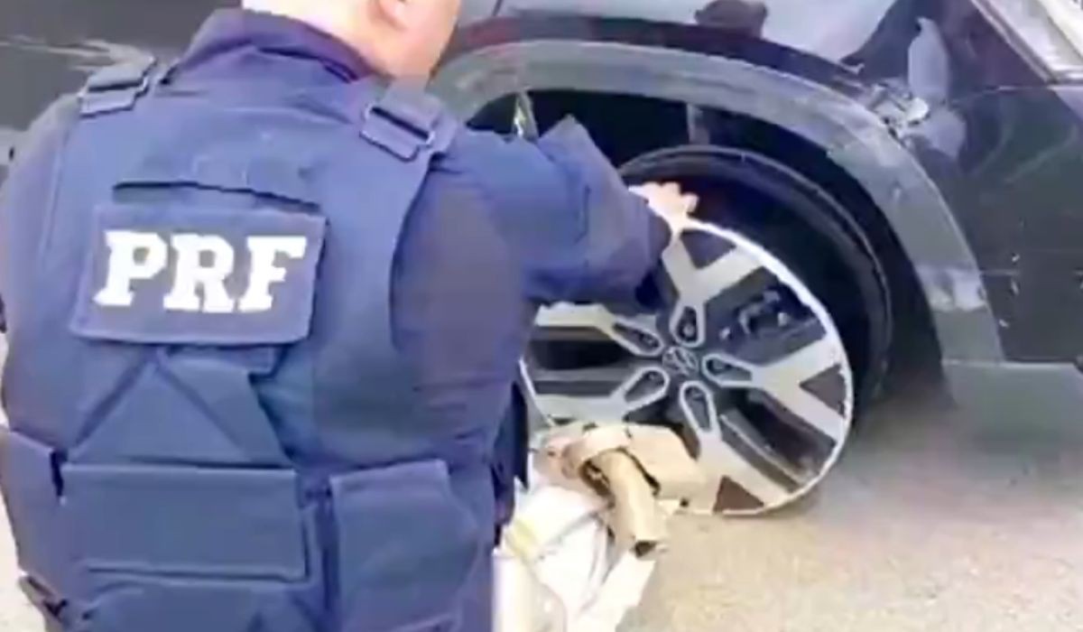 O carro estava sem os dois pneus do lado direito 