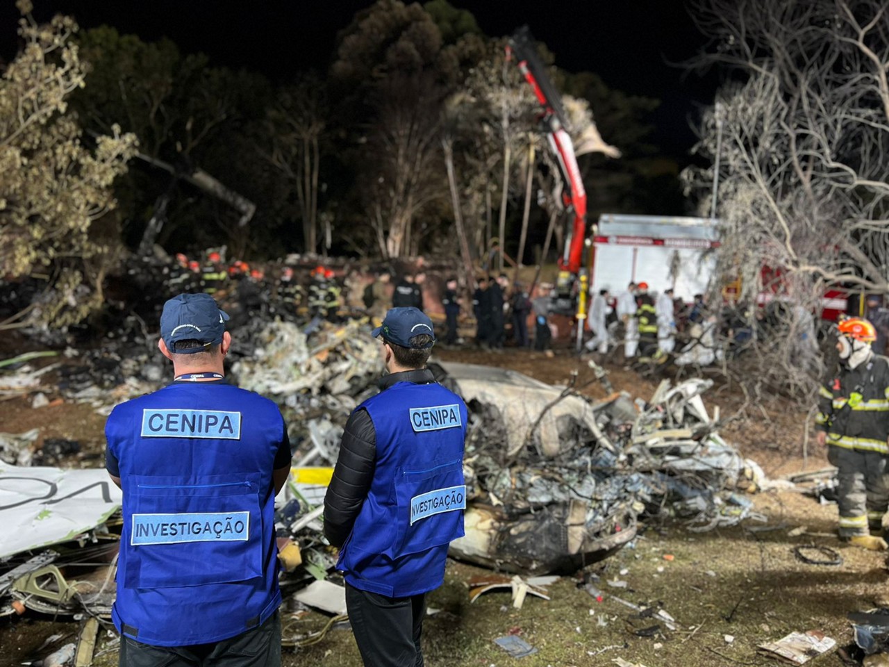 Equipes apuram as causas do acidente e resgatam as vítimas 