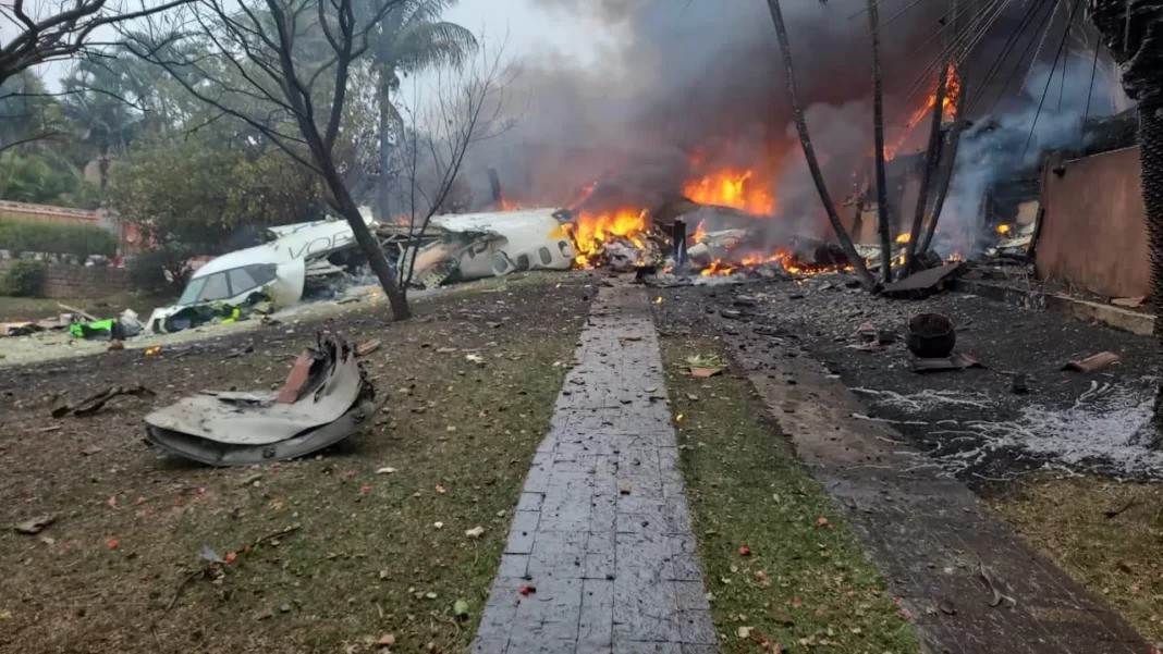Avião caiu em Vinhedo, interior de São Paulo