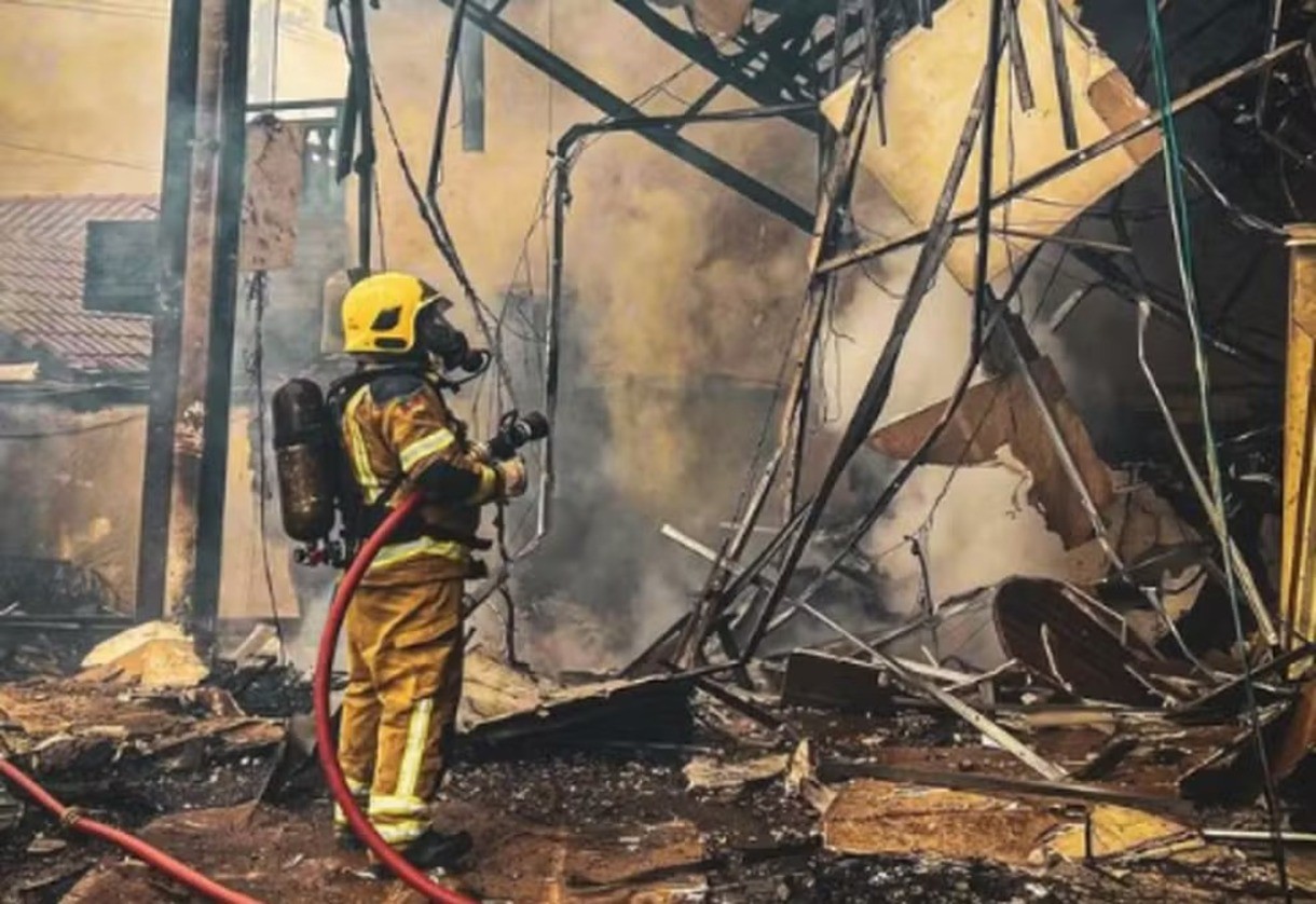 Bombeiros avaliam risco estrutural em edificações atingidas