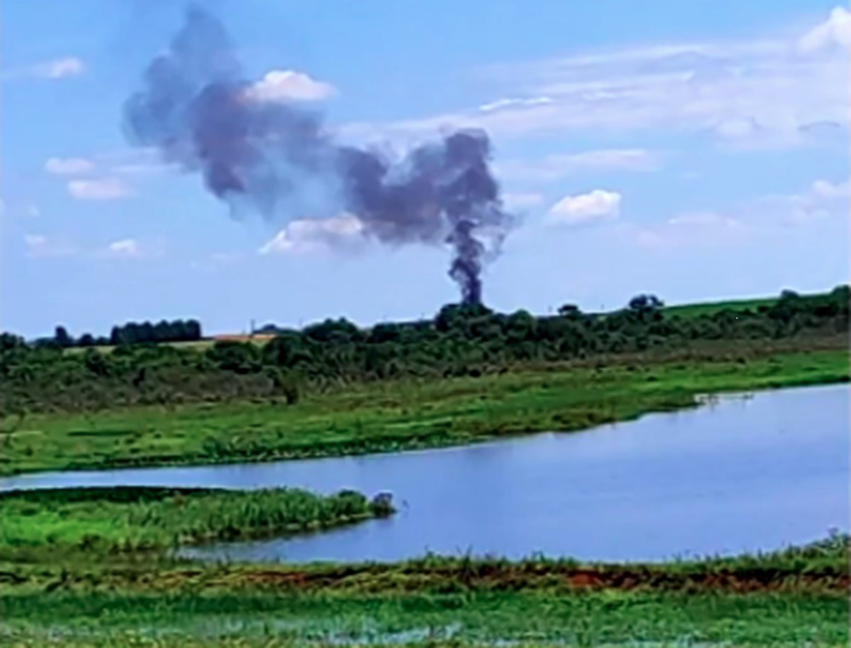 Avião caiu perto de estrada 