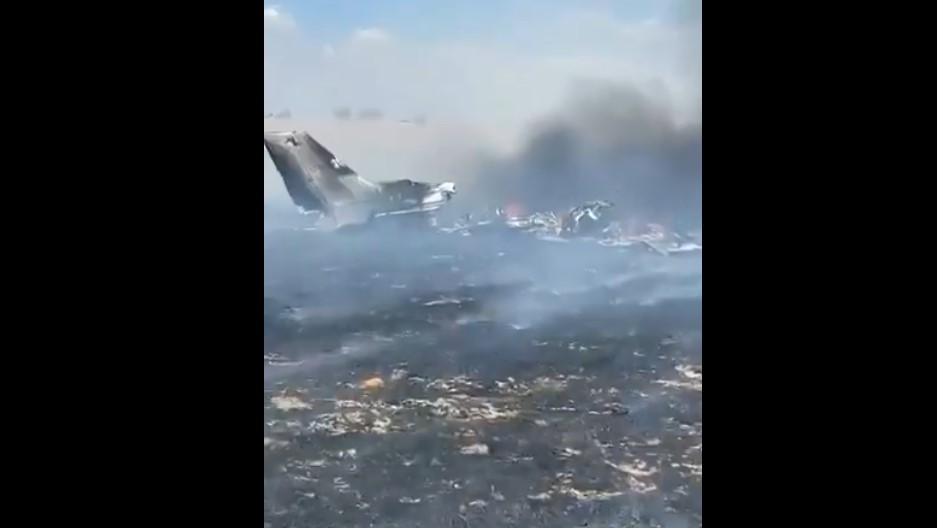 Imagens de redes sociais do monomotor após a queda em fazenda, em Birigui (SP)